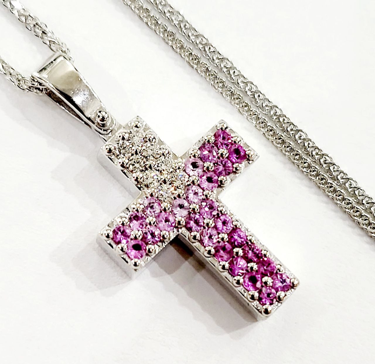 Collana con Croce in pave' Oro Bianco 18kt -750 Diamanti Bianchi ct 0,14 Zaffiro Rosa ct 0,48