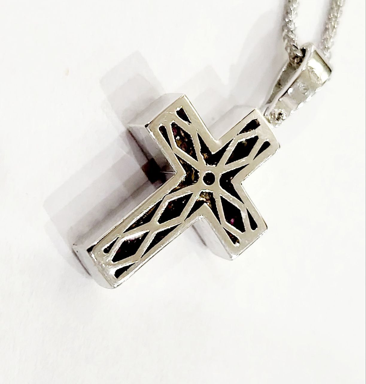 Collana con Croce in pave' Oro Bianco 18kt -750 Diamanti Bianchi ct 0,14 Zaffiro Rosa ct 0,48