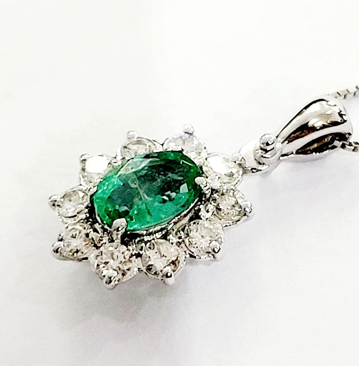 Collana pendente modello fantasia Diamanti 0,30 ct Smeraldo 0,42 ct in Oro Bianco 18kt - 750