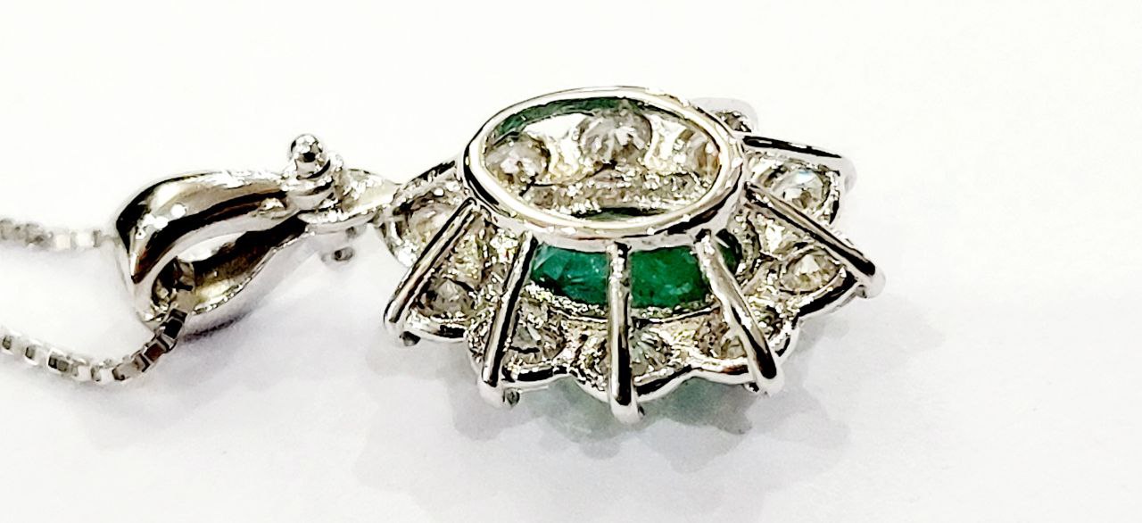 Collana pendente modello fantasia Diamanti 0,30 ct Smeraldo 0,42 ct in Oro Bianco 18kt - 750