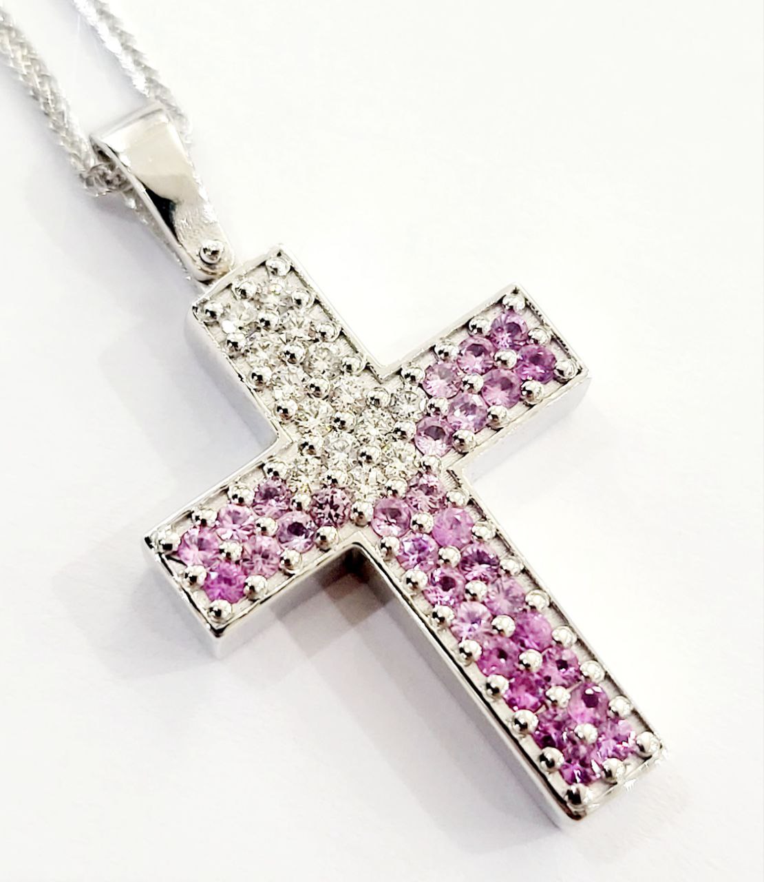 Collana con pendente croce scatola in pave' con Zaffiro Rosa ;ct 0,51 Diamanti bianchi naturali ct 0,24 lavorato in Oro Bianco 18kt 750