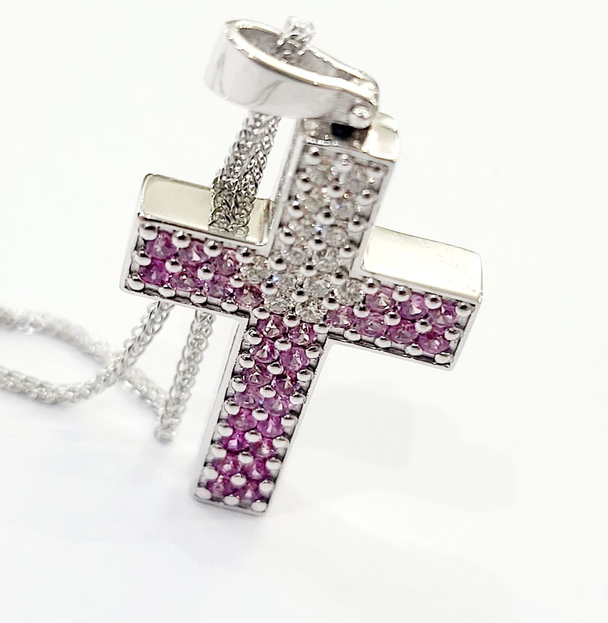 Collana con pendente croce scatola in pave' con Zaffiro Rosa ;ct 0,51 Diamanti bianchi naturali ct 0,24 lavorato in Oro Bianco 18kt 750