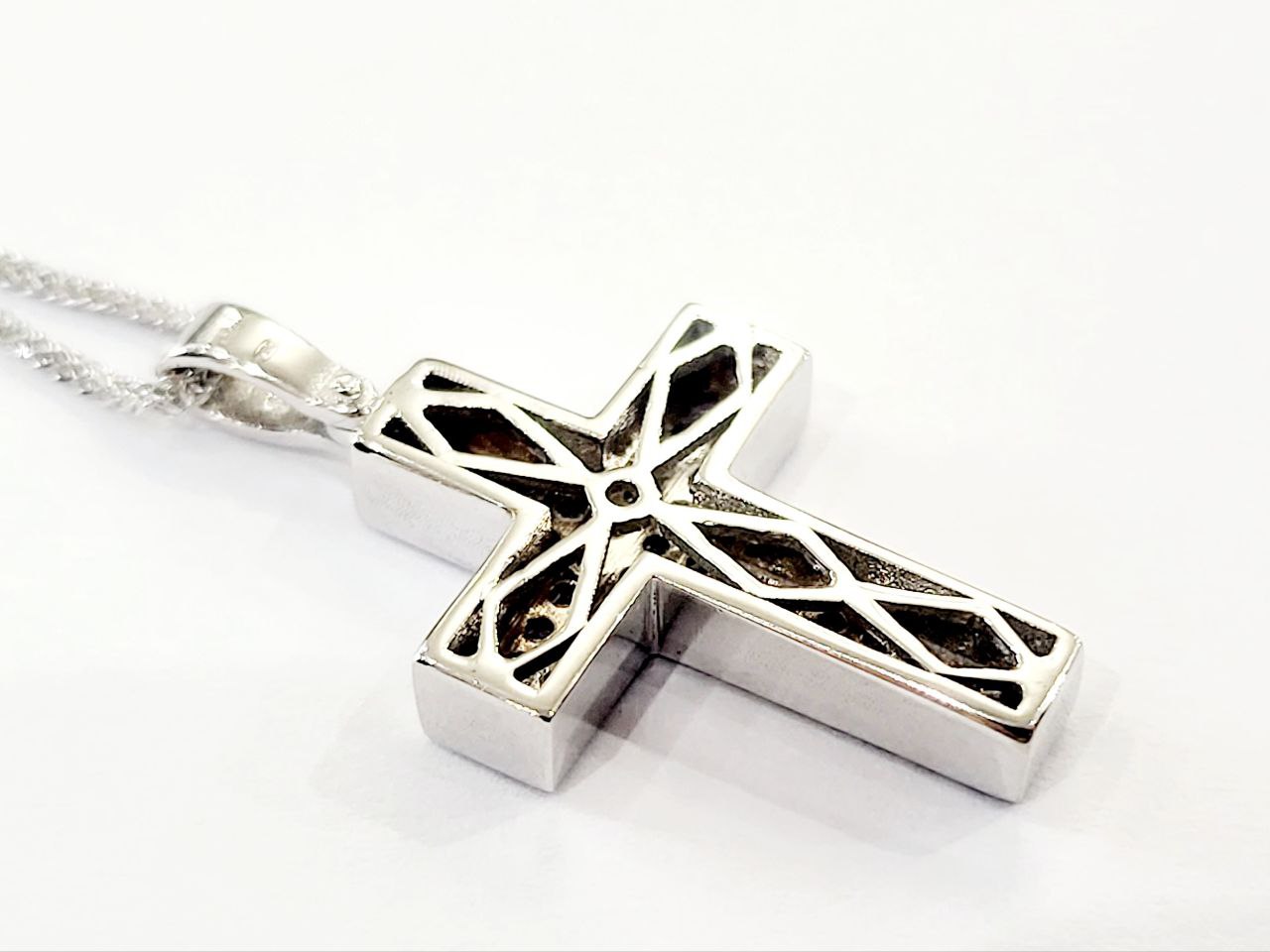 Collana con pendente croce scatola in pave' con Zaffiro Rosa ;ct 0,51 Diamanti bianchi naturali ct 0,24 lavorato in Oro Bianco 18kt 750