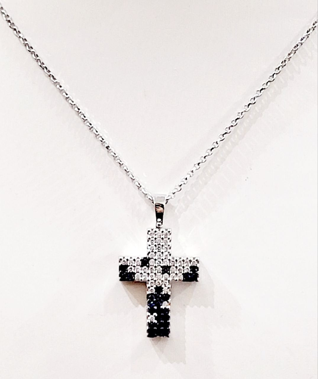 Collana con pendente croce scatola in pave' con Zaffiro Blu 0,49 ct e Diamanti bianchi naturali ct 0,72 lavorato in Oro Bianco 18kt 750
