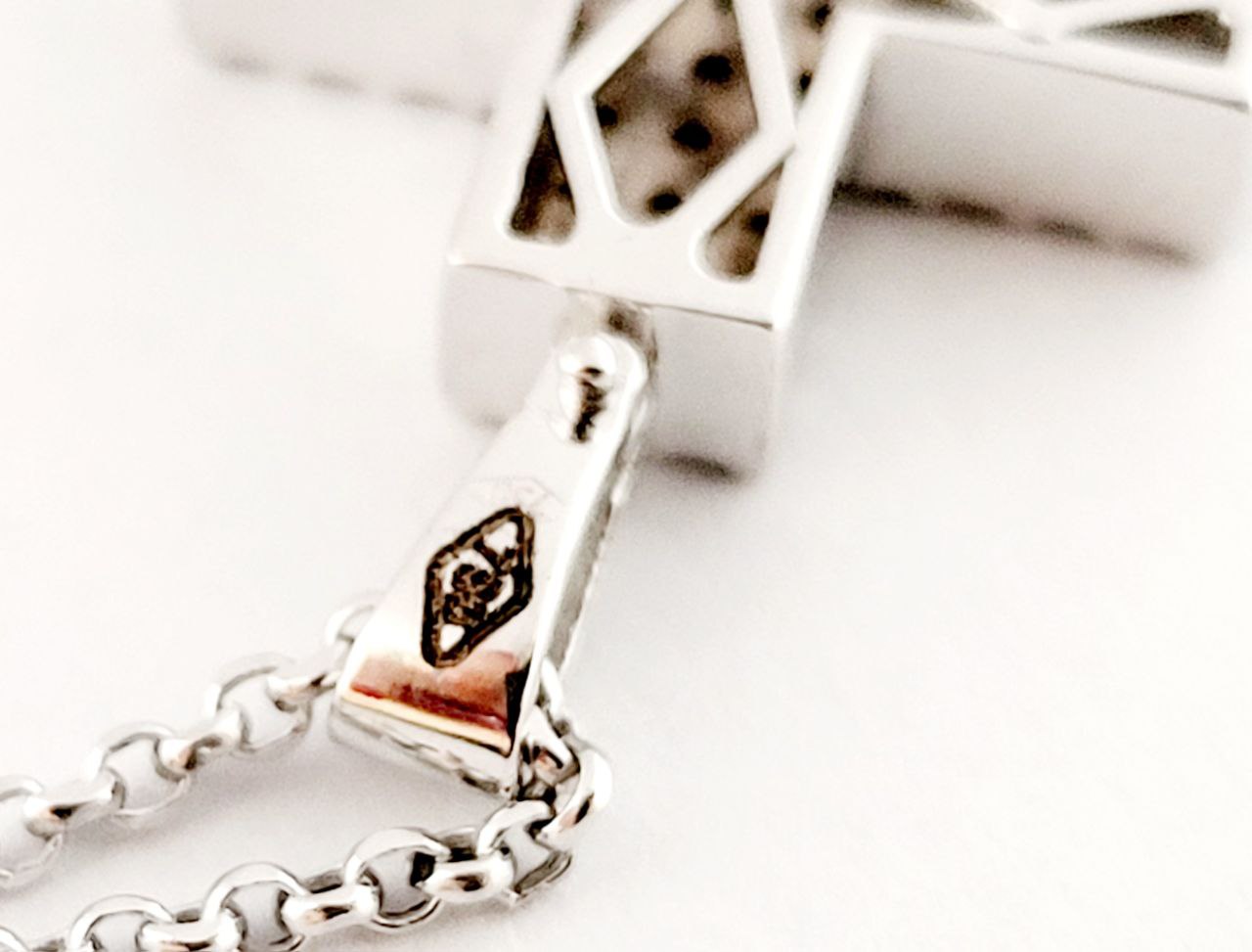 Collana con pendente croce scatola in pave' con Zaffiro Blu 0,49 ct e Diamanti bianchi naturali ct 0,72 lavorato in Oro Bianco 18kt 750