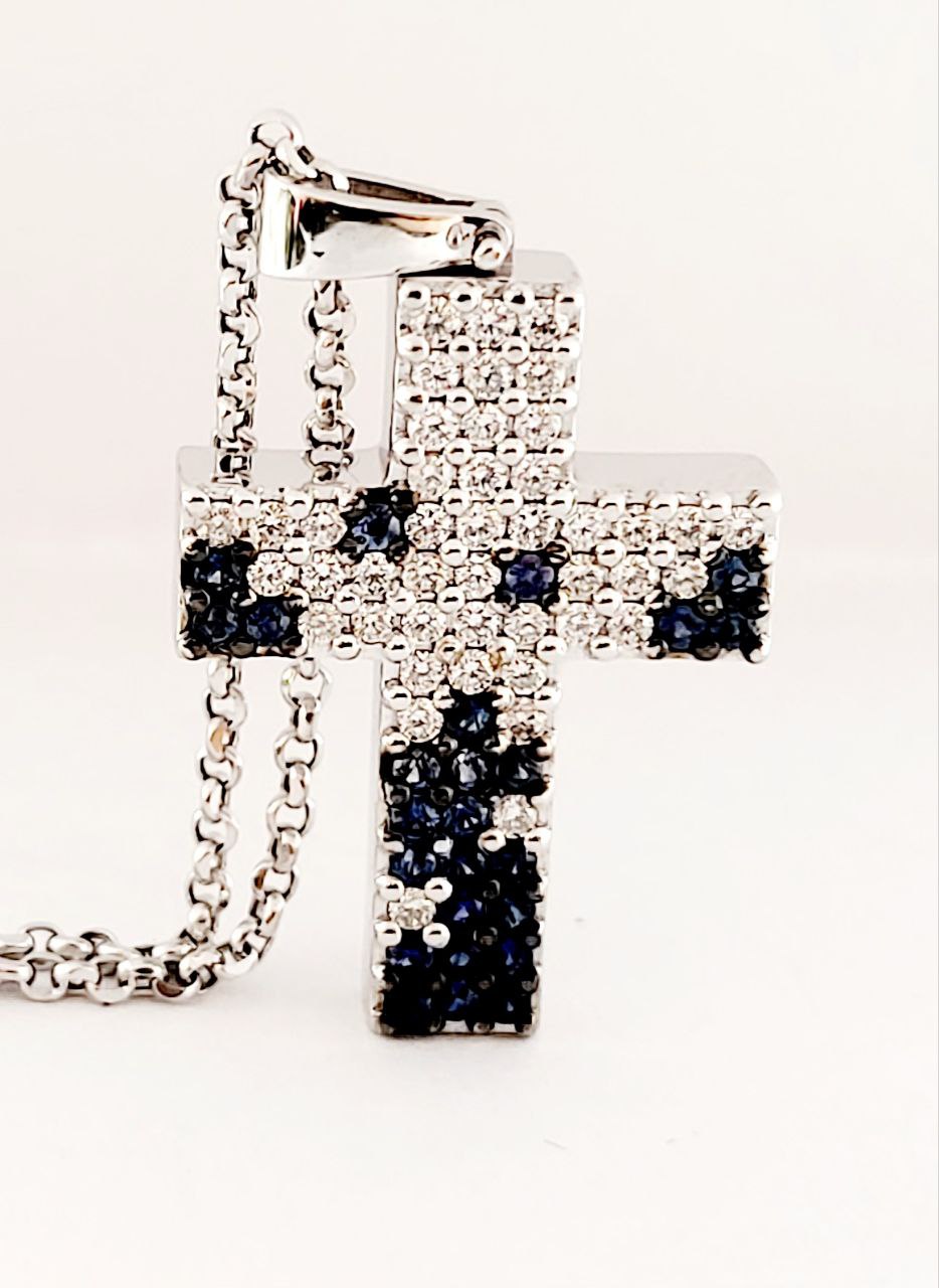 Collana con pendente croce scatola in pave' con Zaffiro Blu 0,49 ct e Diamanti bianchi naturali ct 0,72 lavorato in Oro Bianco 18kt 750