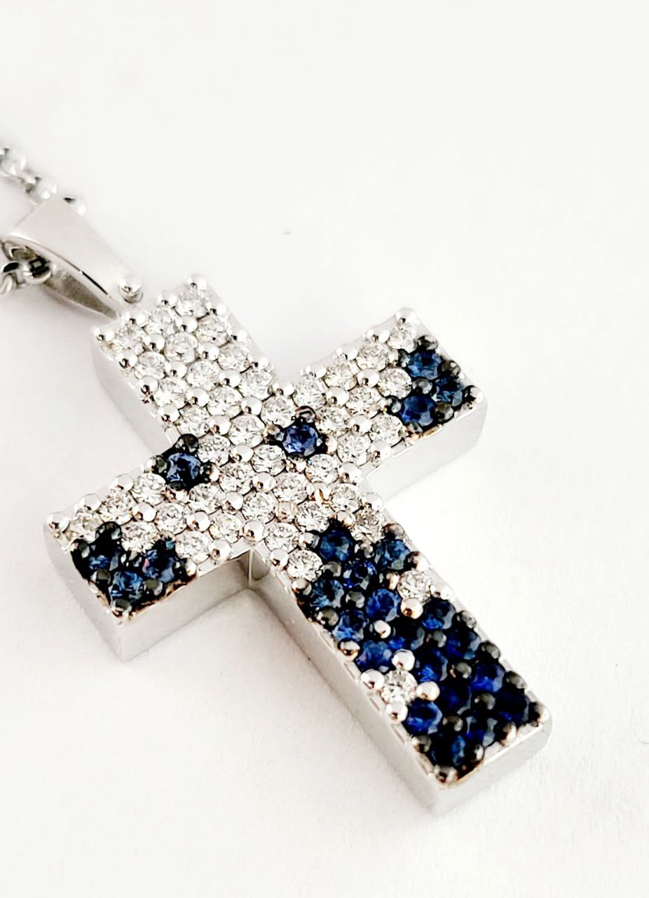 Collana con pendente croce scatola in pave' con Zaffiro Blu 0,49 ct e Diamanti bianchi naturali ct 0,72 lavorato in Oro Bianco 18kt 750