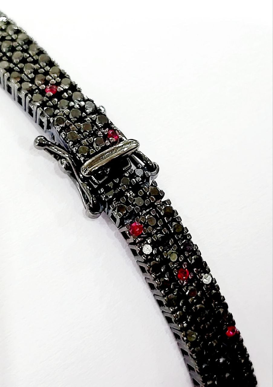 Bracciale Tennis a tre fili con Diamanti Neri,Bianchi e Rubini in Oro Bianco Brunito 18kt-750