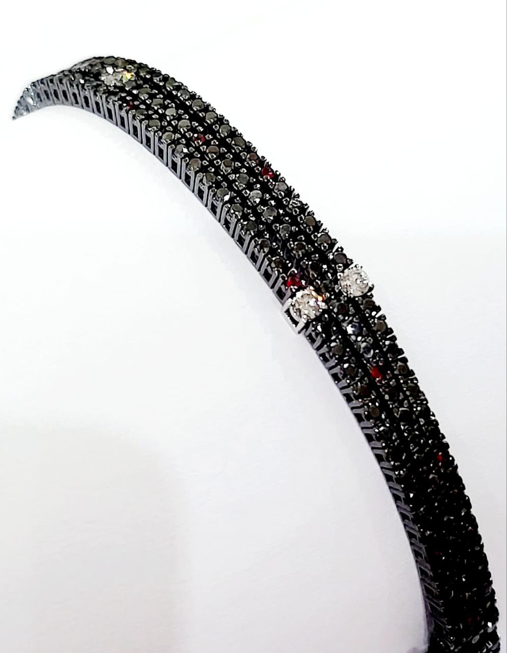 Bracciale Tennis a tre fili con Diamanti Neri,Bianchi e Rubini in Oro Bianco Brunito 18kt-750