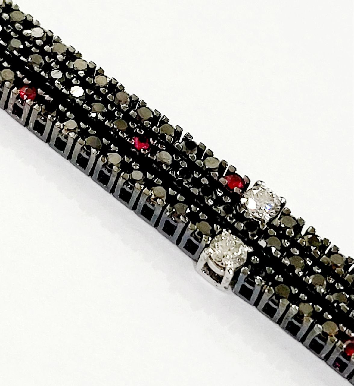 Bracciale Tennis a tre fili con Diamanti Neri,Bianchi e Rubini in Oro Bianco Brunito 18kt-750