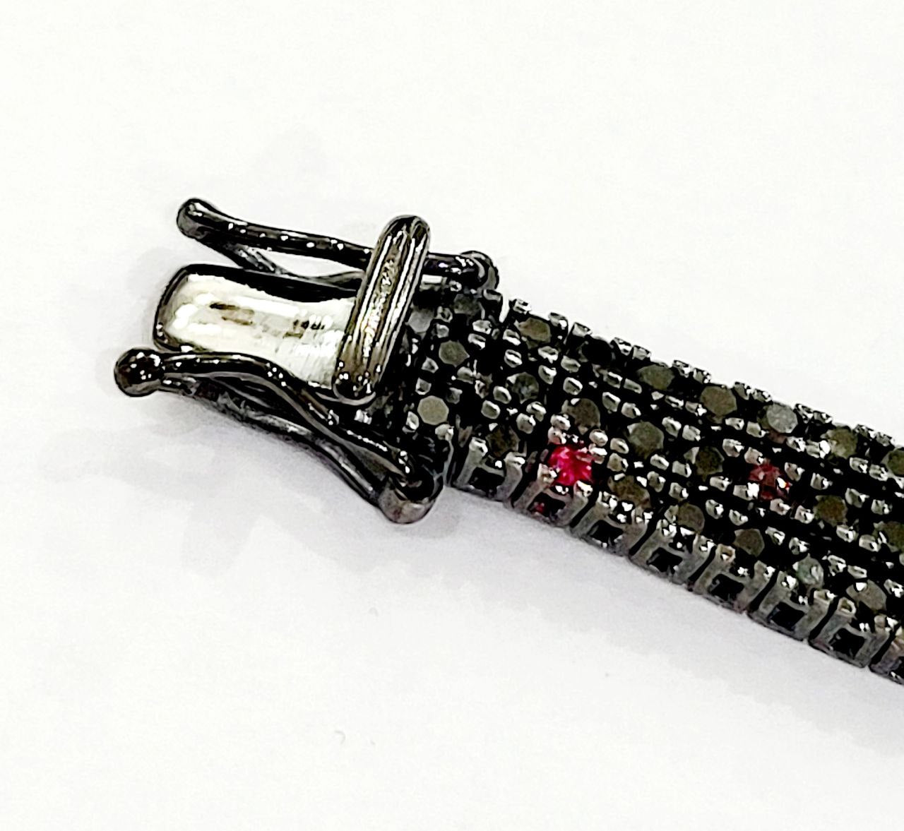 Bracciale Tennis a tre fili con Diamanti Neri,Bianchi e Rubini in Oro Bianco Brunito 18kt-750