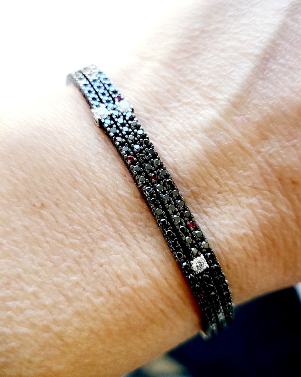 Bracciale Tennis a tre fili con Diamanti Neri,Bianchi e Rubini in Oro Bianco Brunito 18kt-750