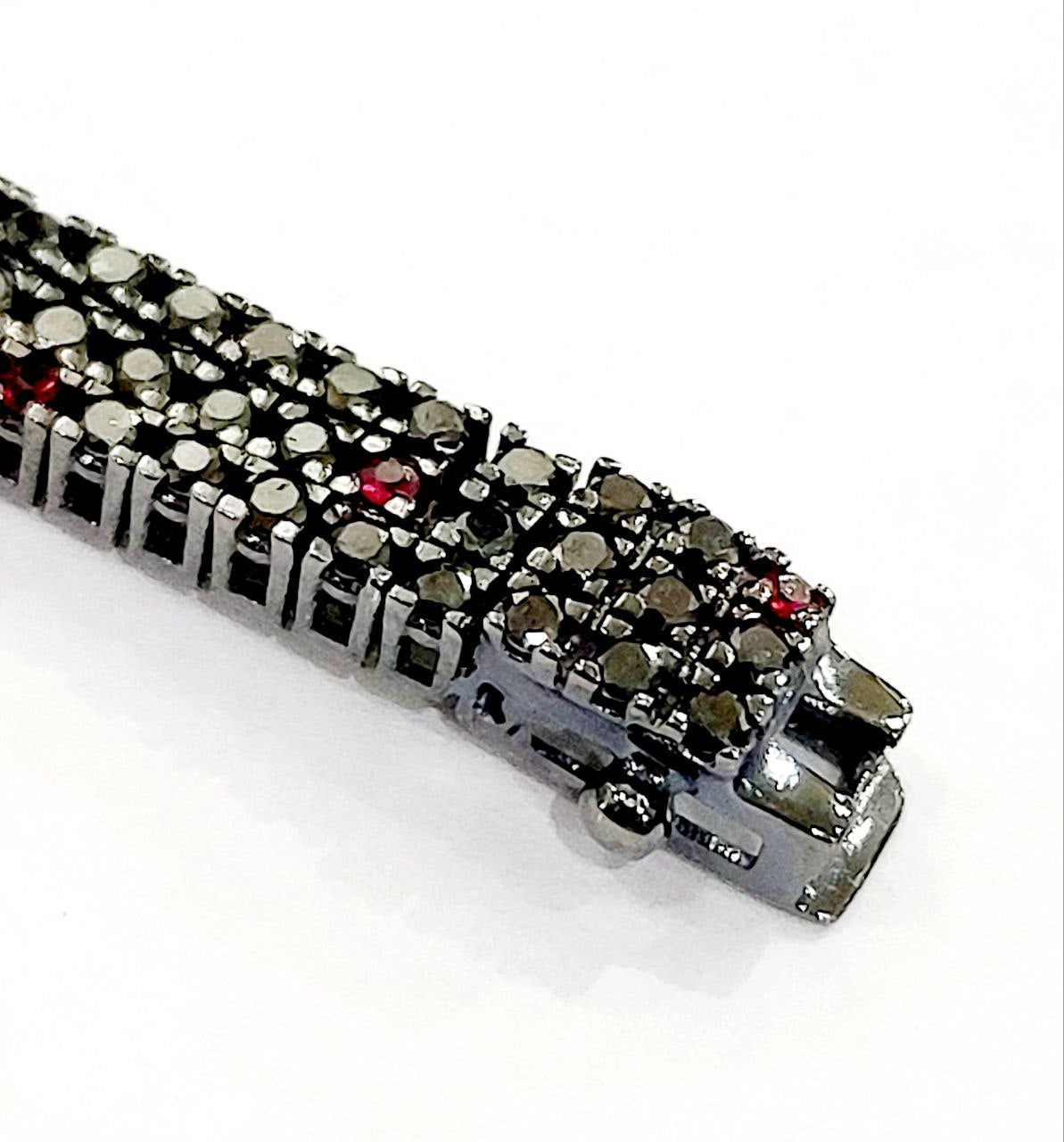 Bracciale Tennis a tre fili con Diamanti Neri,Bianchi e Rubini in Oro Bianco Brunito 18kt-750