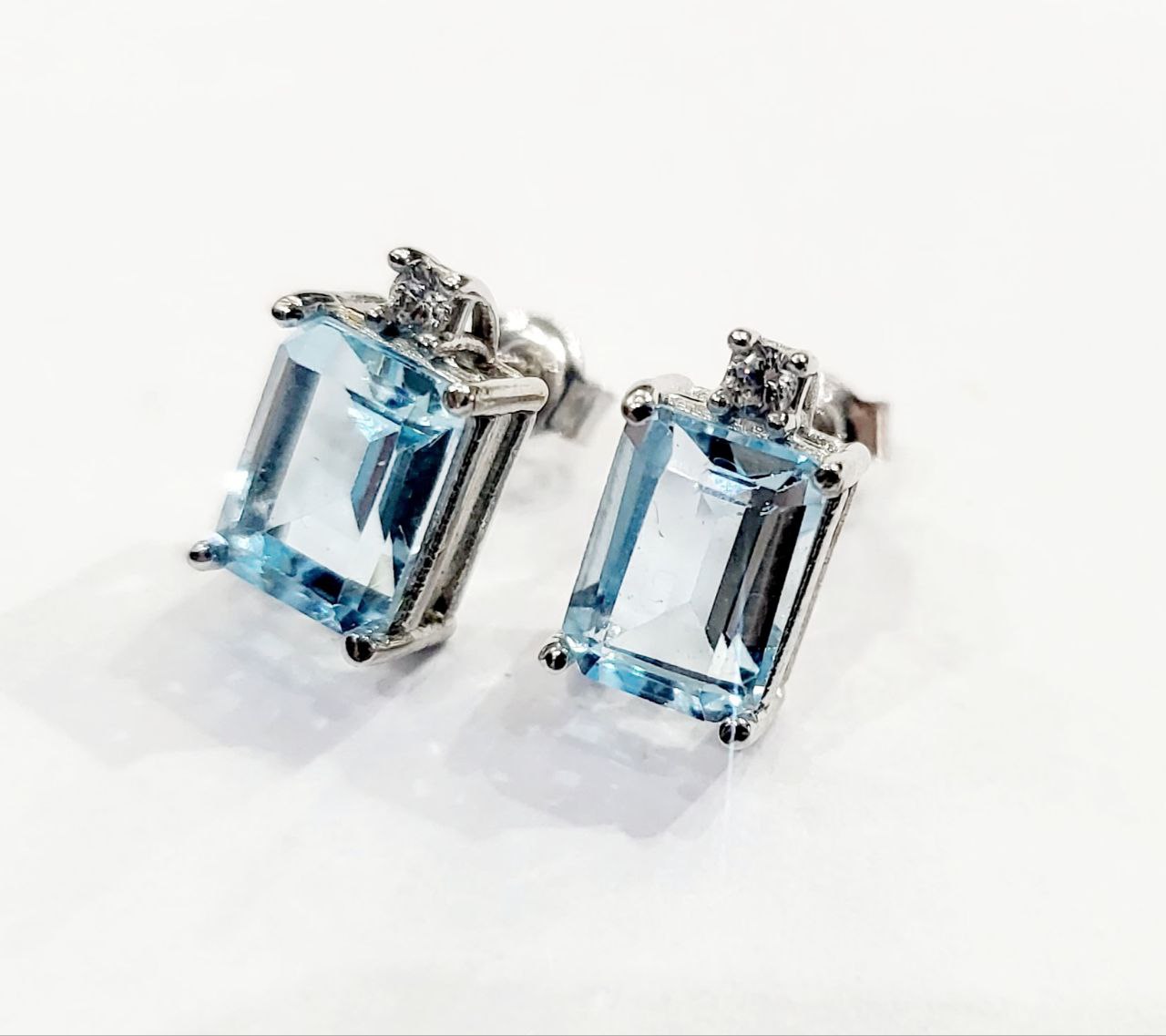 Orecchini lobo Donna con Topazio e Diamante Oro Bianco 18kyìt-750