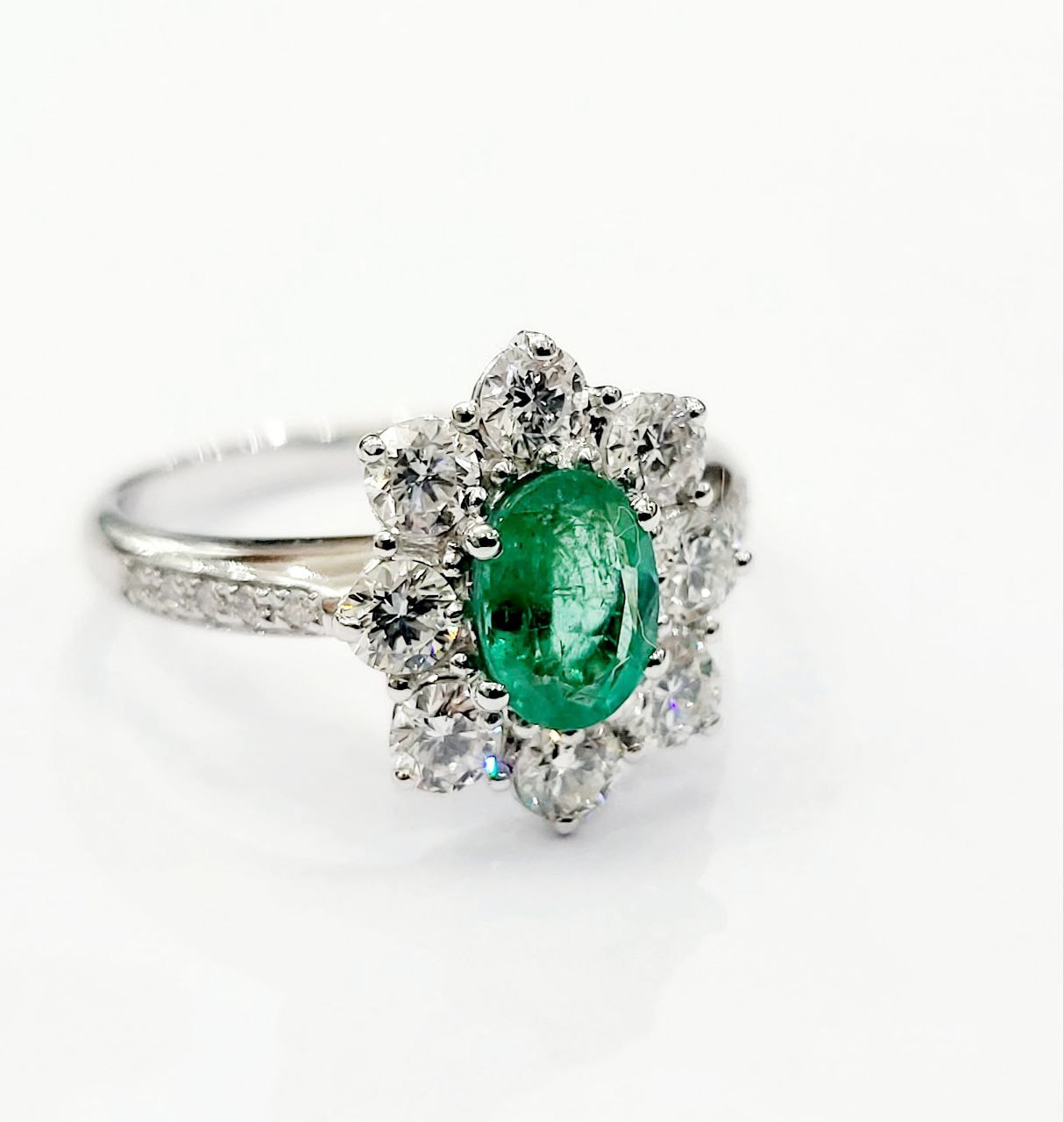 Anello modello fantasia con Smeraldo centrale ct 0,92 e contorno di Diamanti ct 1,10 Oro 18kt-750