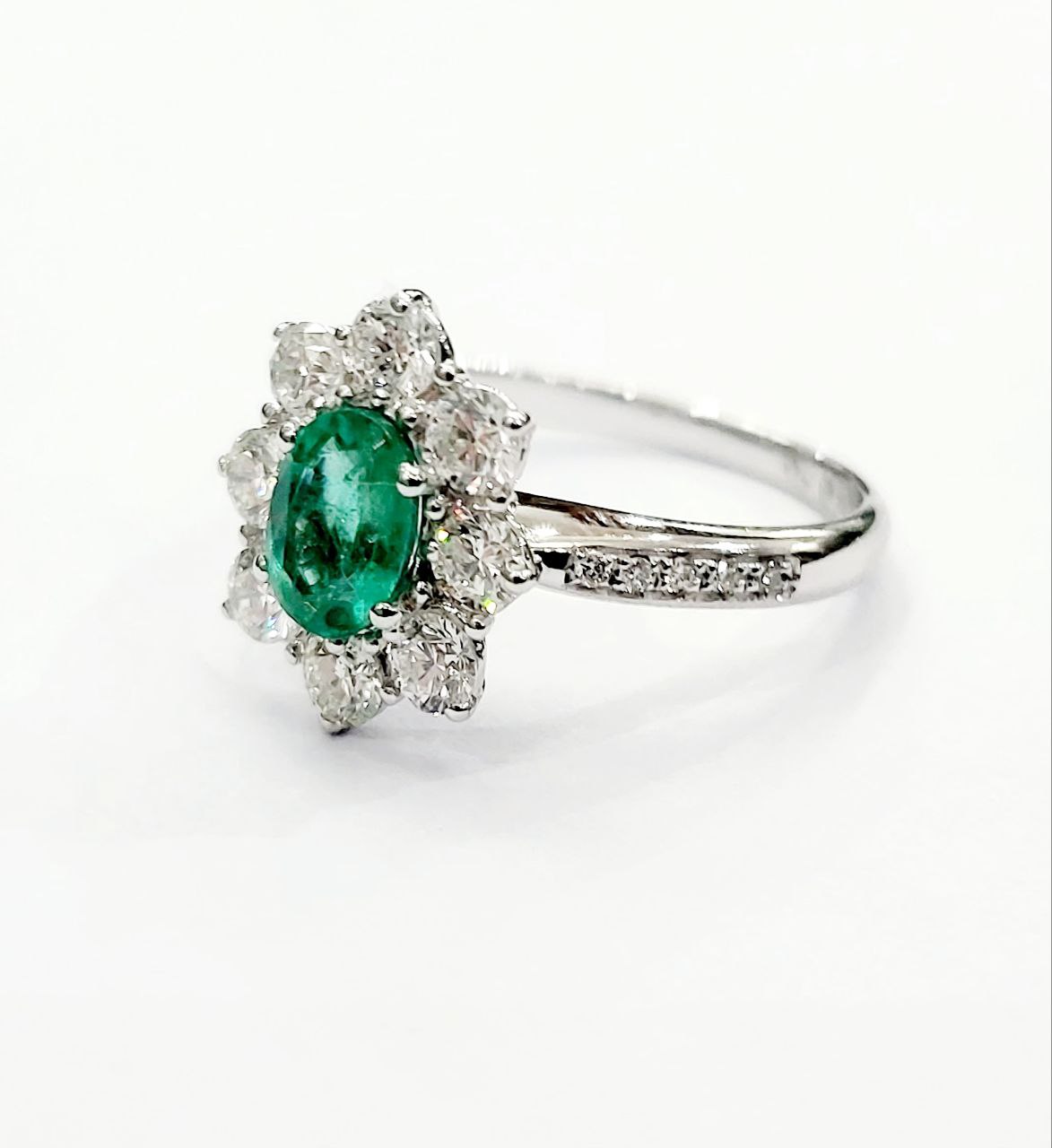 Anello modello fantasia con Smeraldo centrale ct 0,92 e contorno di Diamanti ct 1,10 Oro 18kt-750