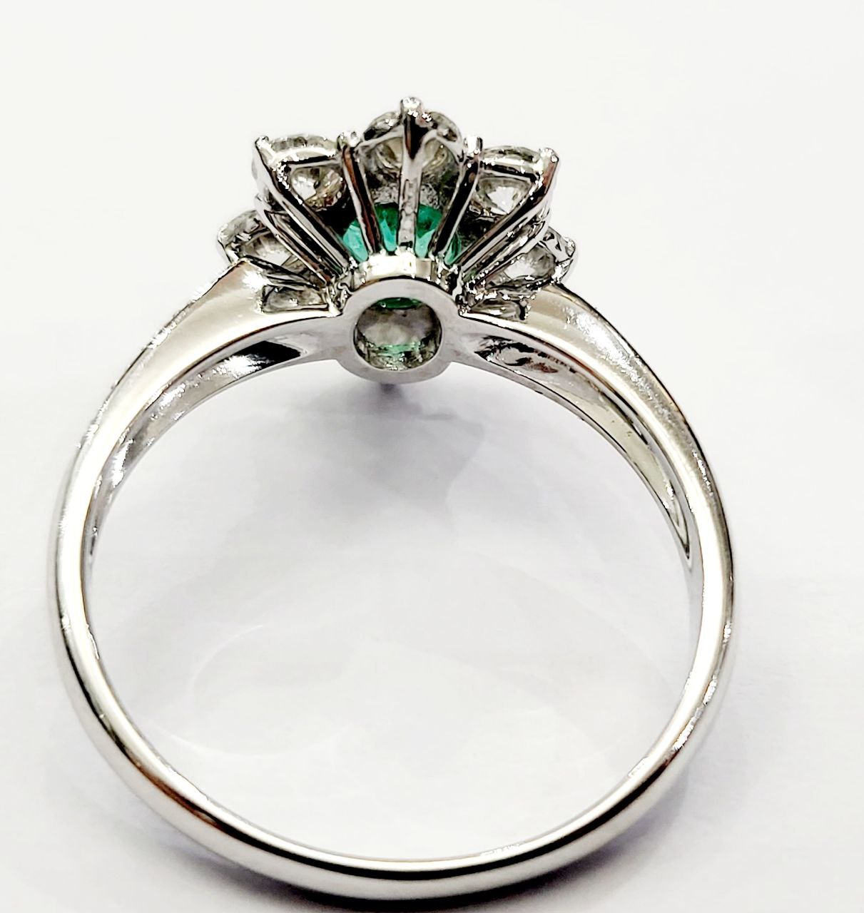 Anello modello fantasia con Smeraldo centrale ct 0,92 e contorno di Diamanti ct 1,10 Oro 18kt-750