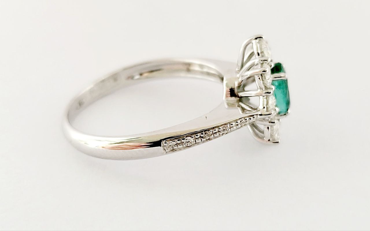 Anello modello fantasia con Smeraldo Ovale ct 0,58 e contorno di Diamanti ct 0,66 Oro 18kt-750