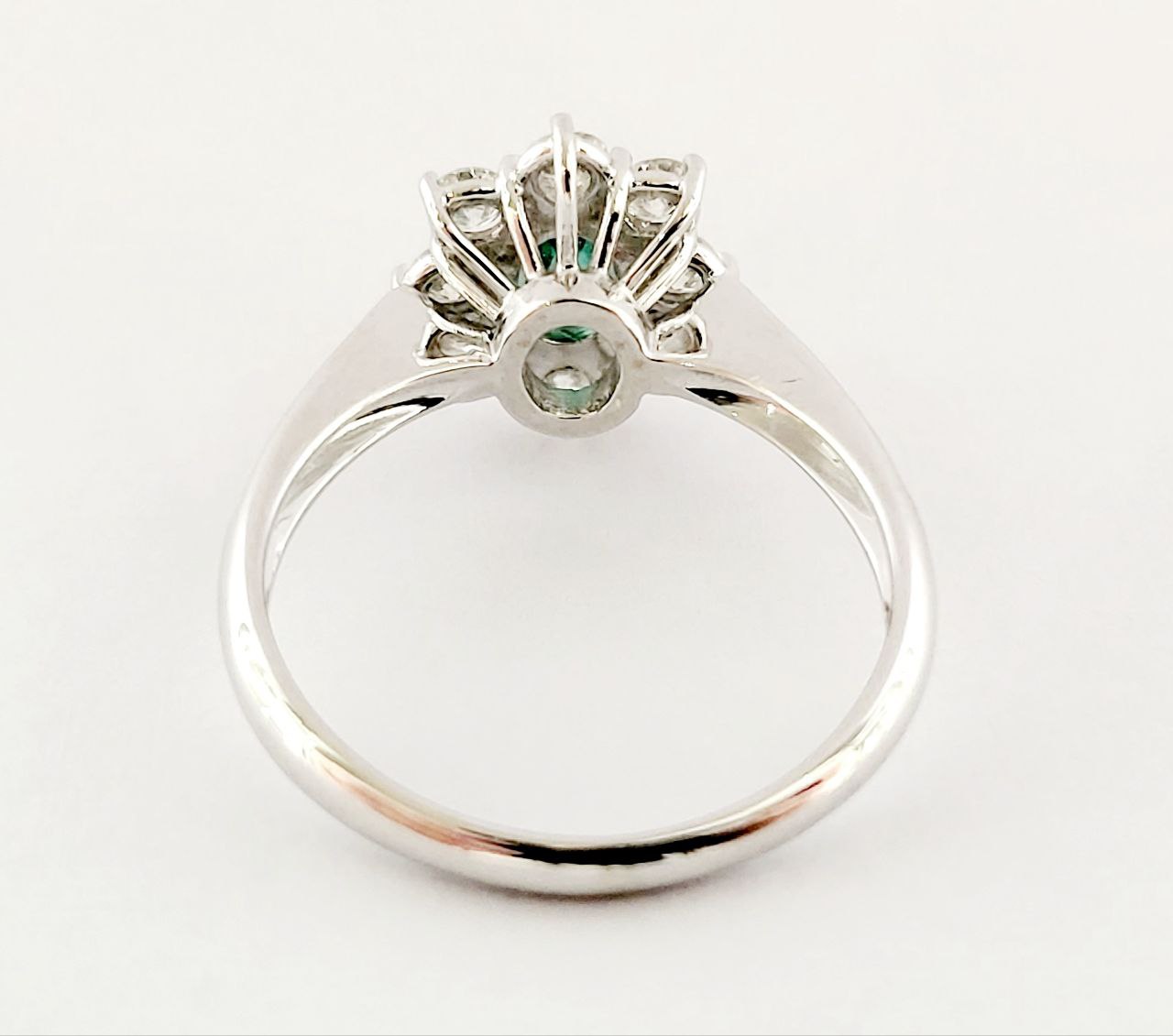 Anello modello fantasia con Smeraldo Ovale ct 0,58 e contorno di Diamanti ct 0,66 Oro 18kt-750