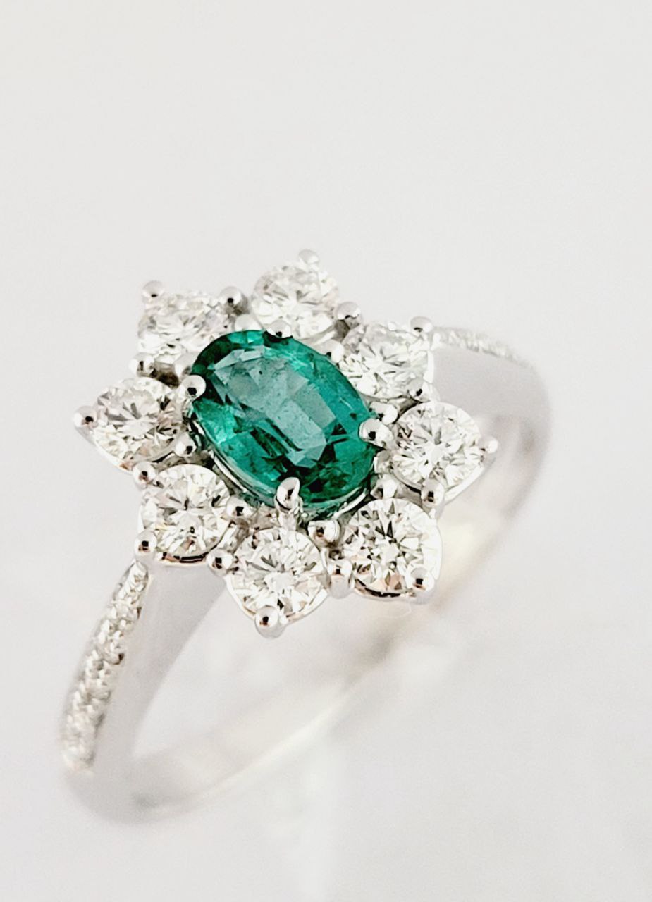 Anello modello fantasia con Smeraldo Ovale ct 0,58 e contorno di Diamanti ct 0,66 Oro 18kt-750