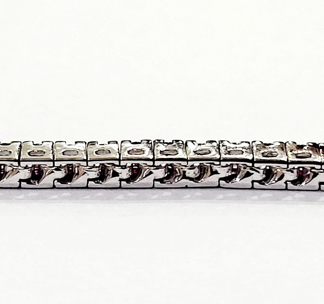 Bracciale modello Tennis Oro Bianco 18kt-750 con Rubini 2,57 ct 18 cm