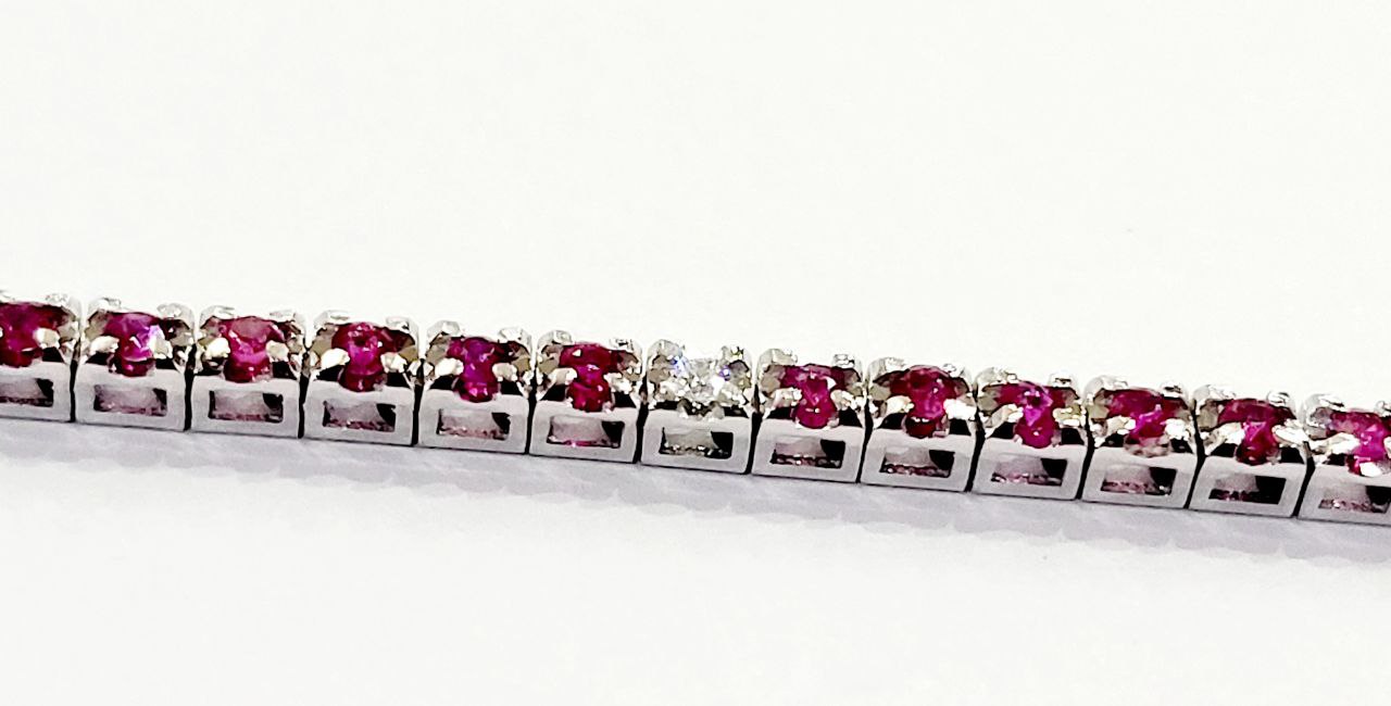 Bracciale Tennis piramidale in Oro Bianco con Rubini ct 1,42 e Diamanti 0,13 ct 18 kt -750
