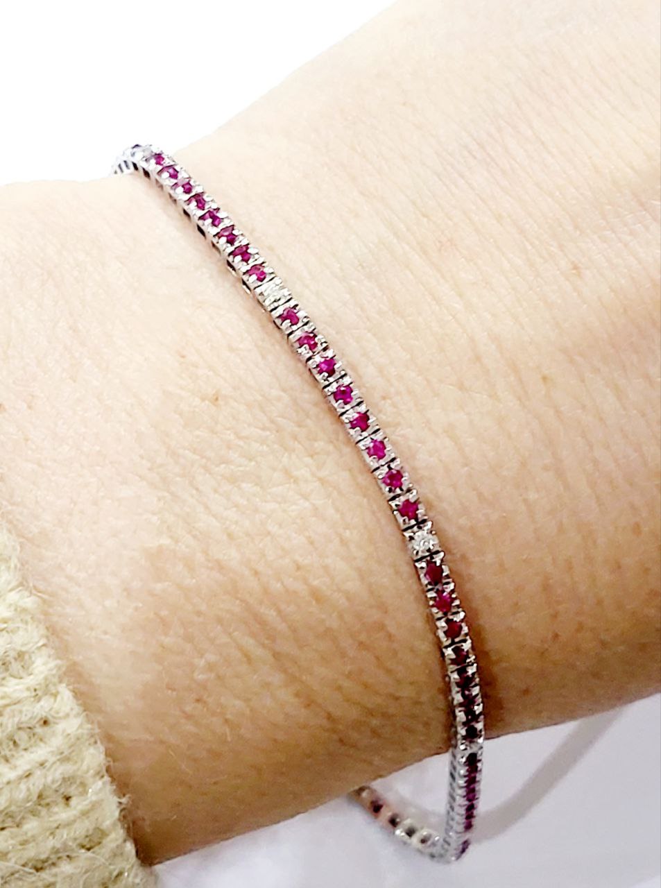 Bracciale Tennis piramidale in Oro Bianco con Rubini ct 1,42 e Diamanti 0,13 ct 18 kt -750