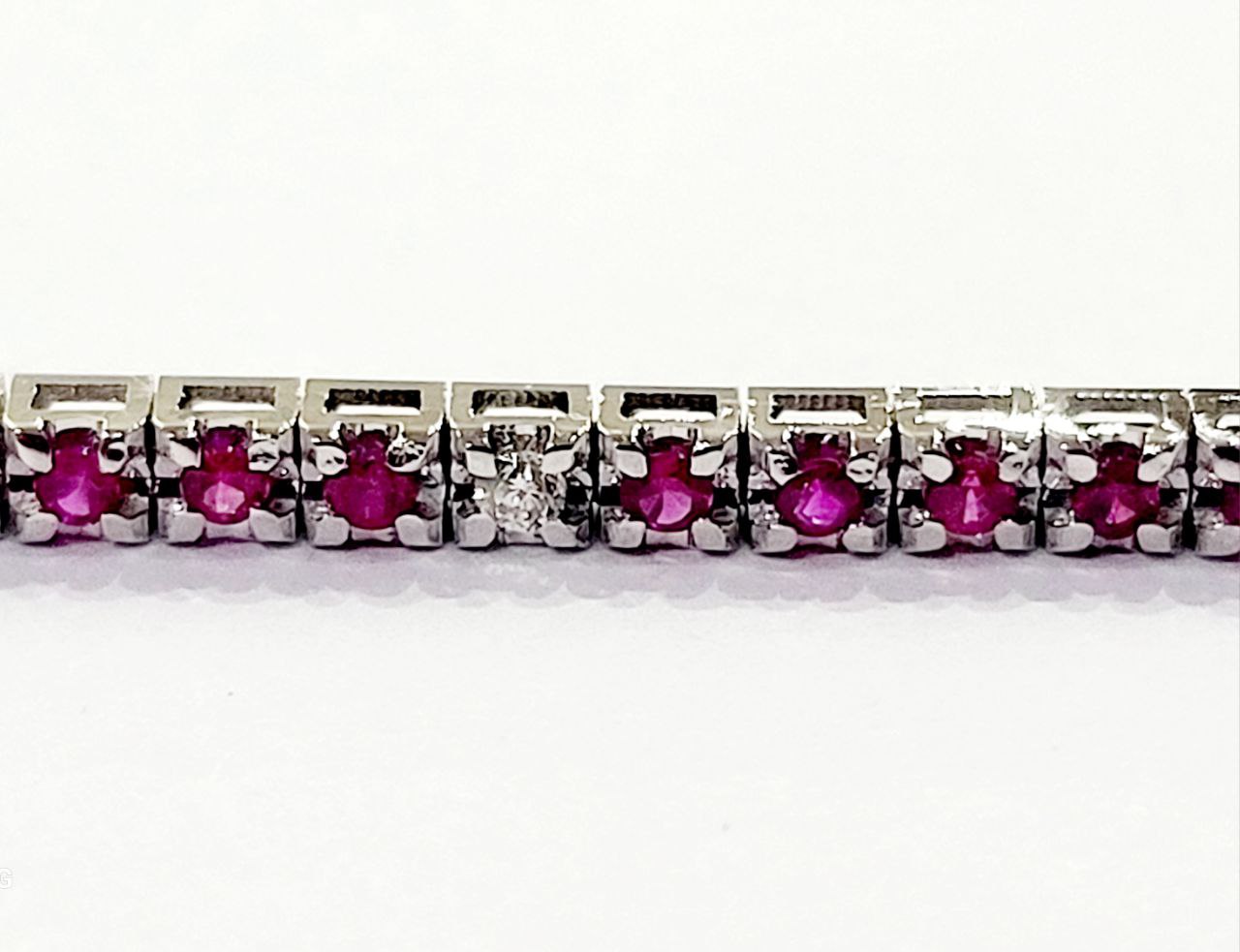 Bracciale Tennis piramidale in Oro Bianco con Rubini ct 1,42 e Diamanti 0,13 ct 18 kt -750