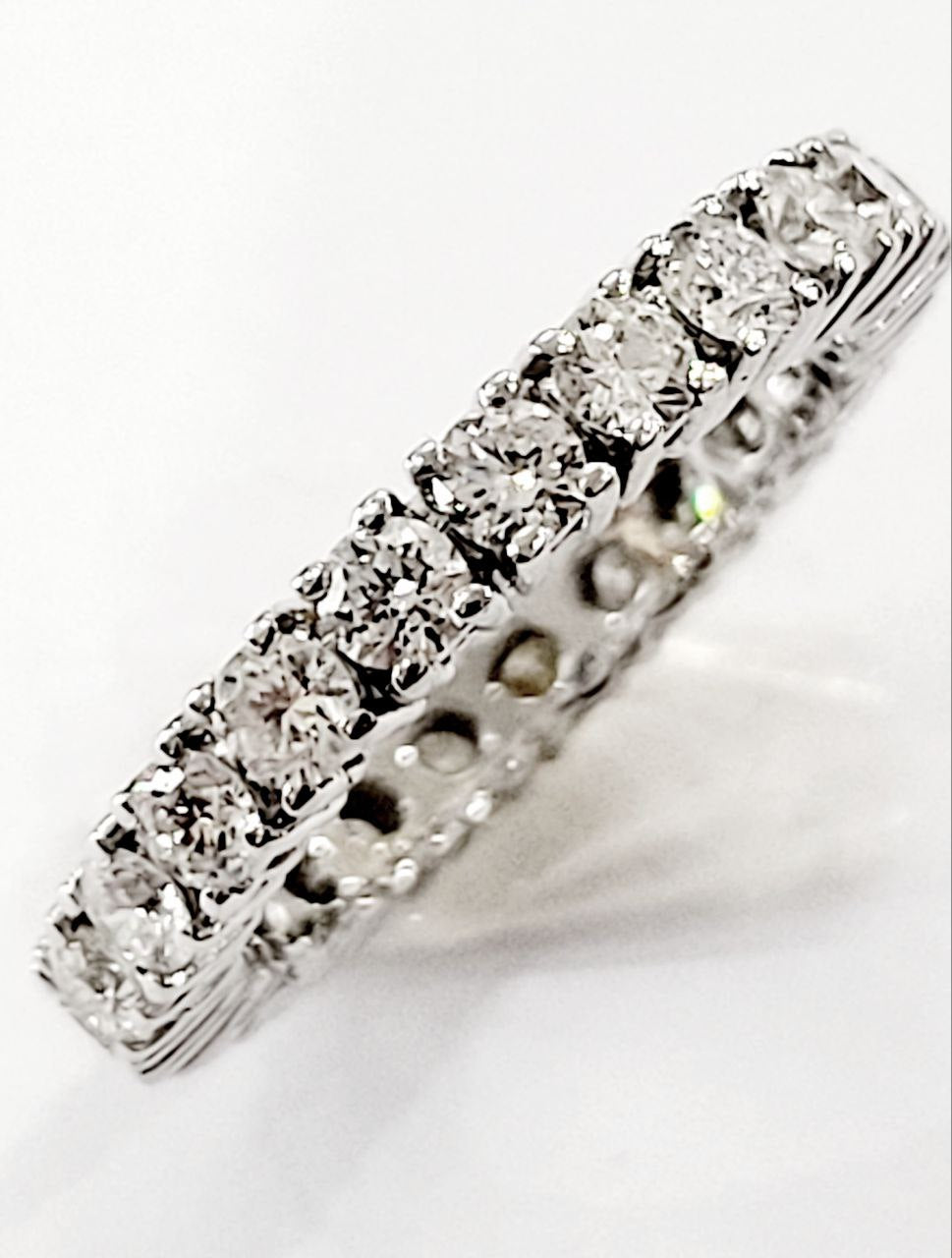 Anello veretta modello eternity Diamanti ct 1,70 Oro bianco 18 kt -750