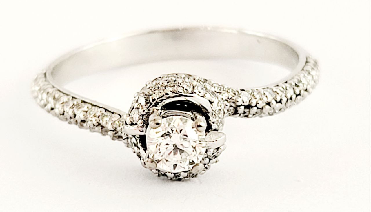 Anello Solitario con Diamante Ct 0,20 e pave' di Diamanti Ct 0,50 Oro Bianco 18kt-750