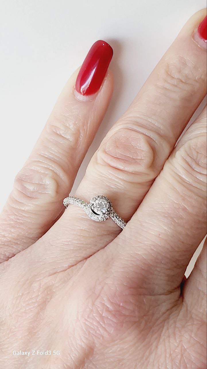 Anello Solitario con Diamante Ct 0,20 e pave' di Diamanti Ct 0,50 Oro Bianco 18kt-750