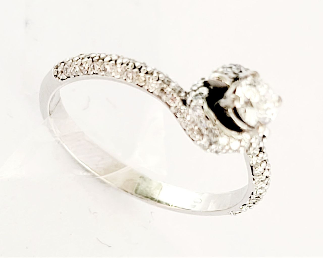 Anello Solitario con Diamante Ct 0,20 e pave' di Diamanti Ct 0,50 Oro Bianco 18kt-750