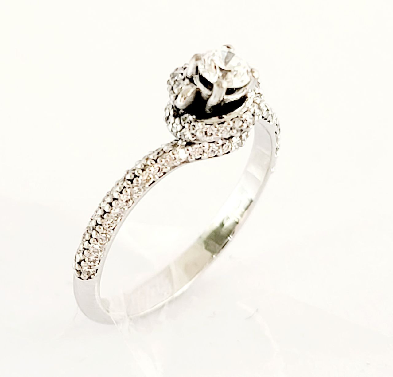 Anello Solitario con Diamante Ct 0,20 e pave' di Diamanti Ct 0,50 Oro Bianco 18kt-750