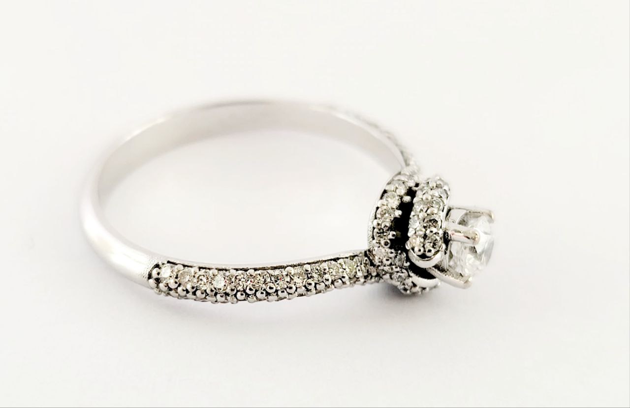 Anello Solitario con Diamante Ct 0,20 e pave' di Diamanti Ct 0,50 Oro Bianco 18kt-750