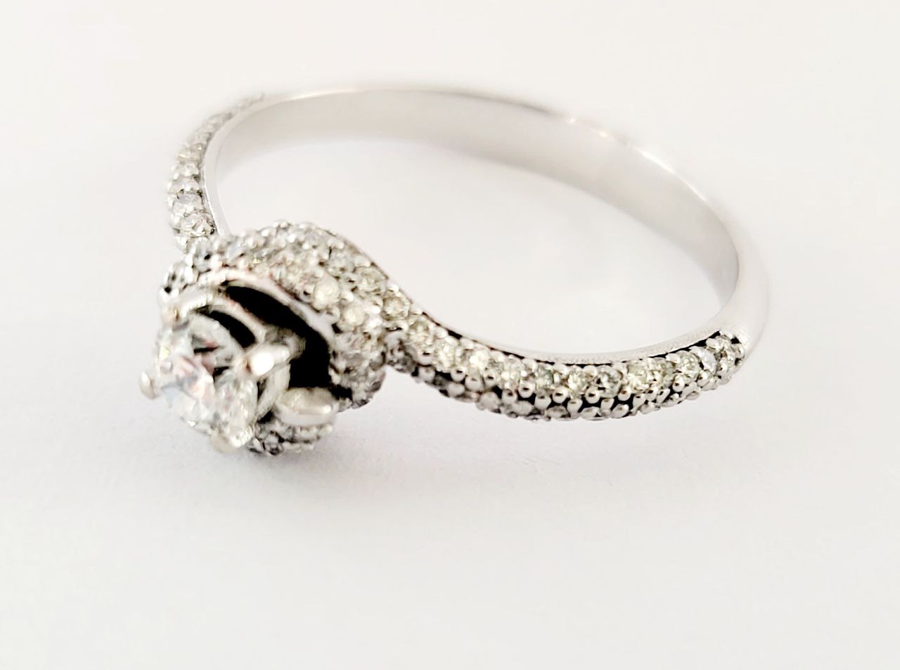 Anello Solitario con Diamante Ct 0,20 e pave' di Diamanti Ct 0,50 Oro Bianco 18kt-750