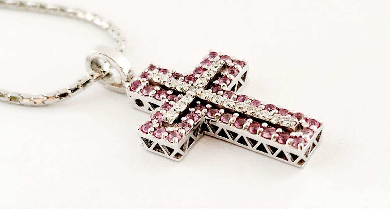 Collana con Croce in pave' Oro Bianco 18kt -750 Diamanti Bianchi ct 0,10 Zaffiro Rosa ct 0,58