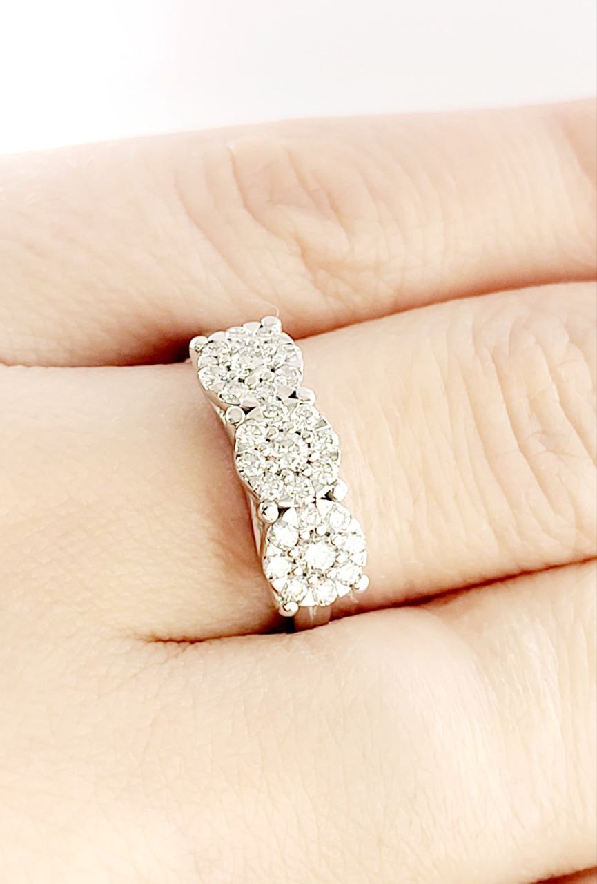 Anello trilogy magic con Diamanti ct 0,57 in oro bianco 18Kt (750)