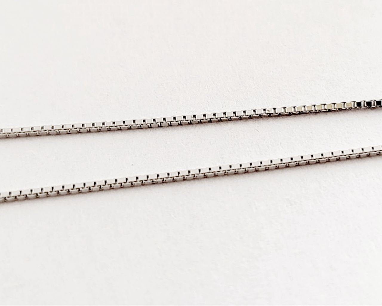Collana pendente modello ovale Diamanti 0,40 ct Rubino 0,63 ct in Oro Bianco 18 kt