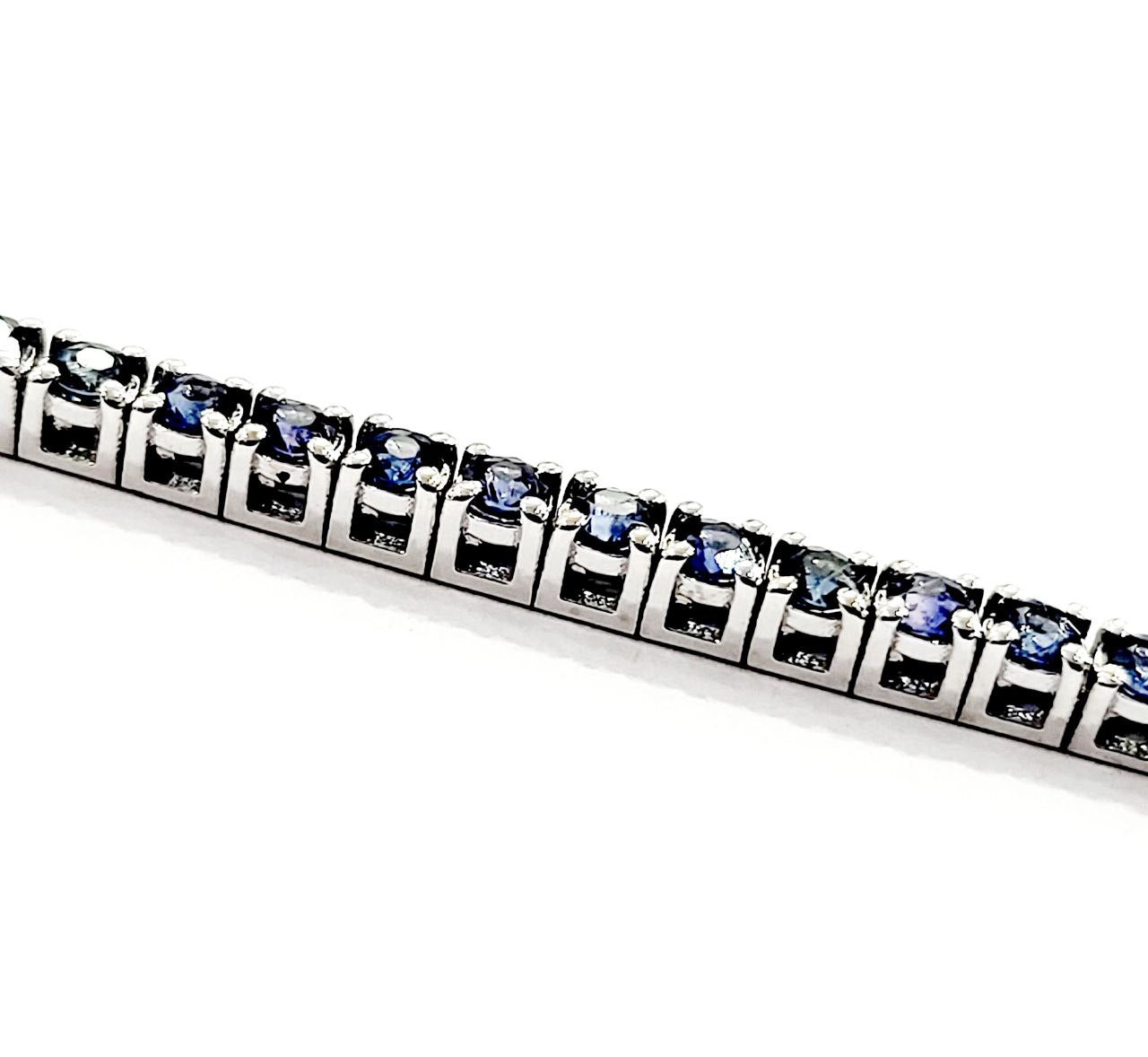 Bracciale Tennis in Oro Bianco con Zaffiri 1,77 ct e Diamanti 0,08 ct 18 kt (750)