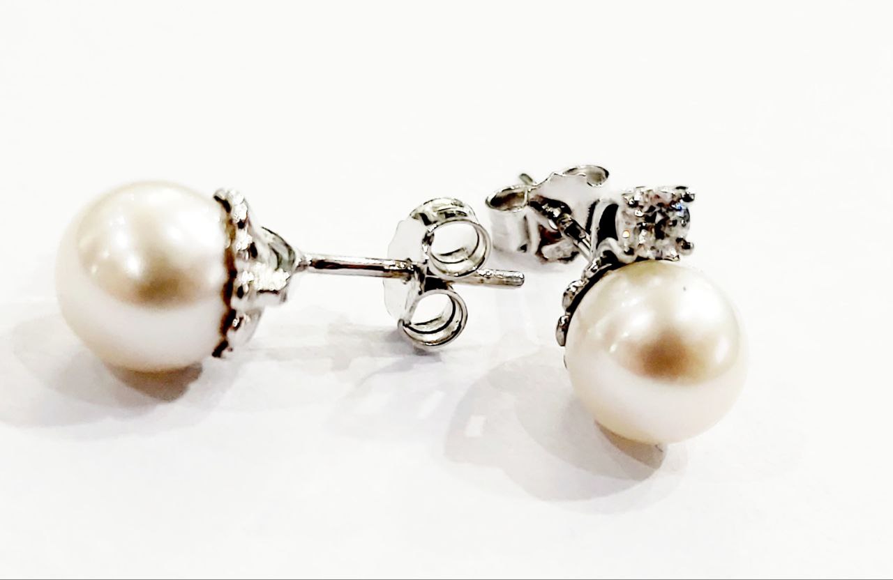 Orecchini lobo con Diamanti ct 0,16 e Perla in Oro Bianco 18 kt (750)