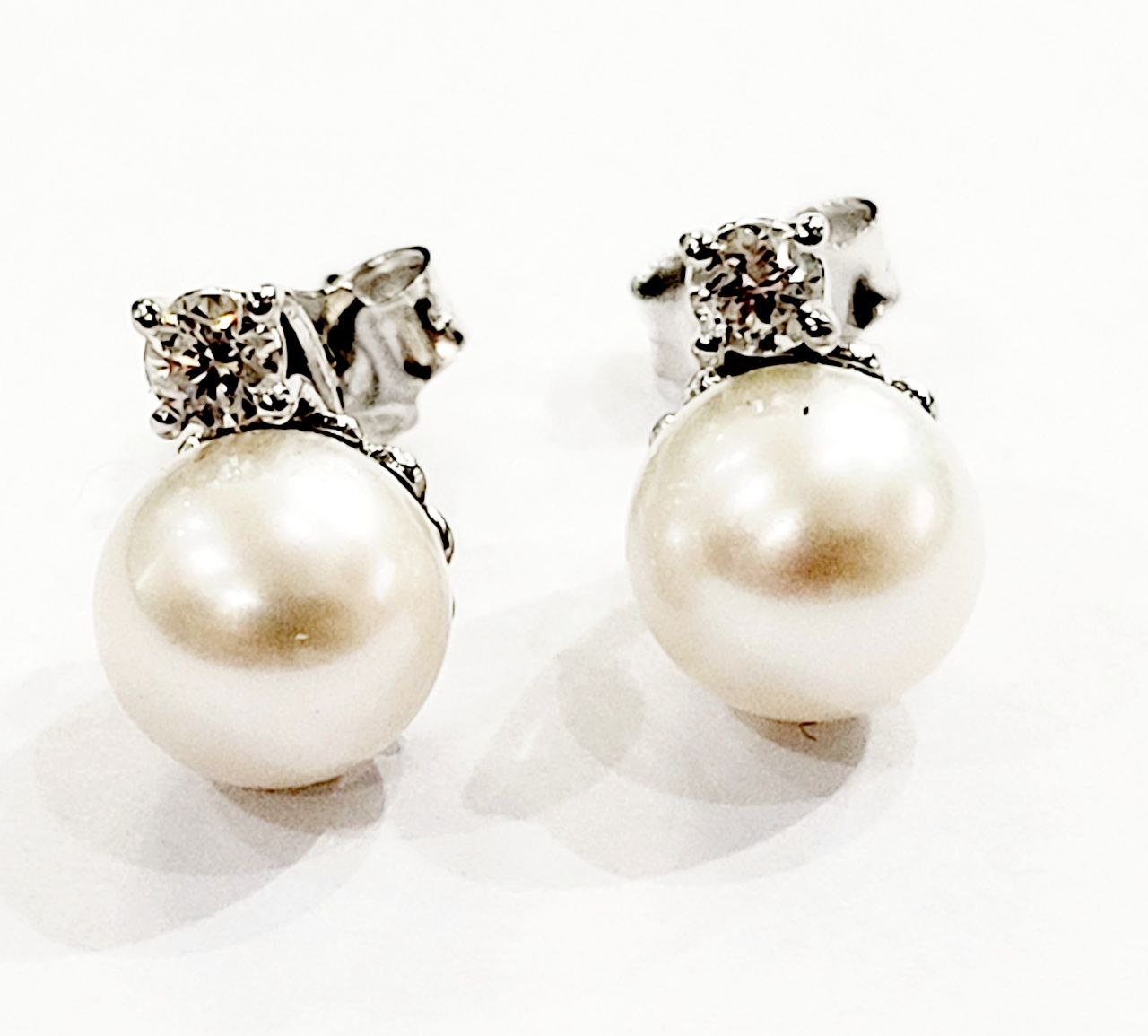 Orecchini lobo con Diamanti ct 0,16 e Perla in Oro Bianco 18 kt (750)