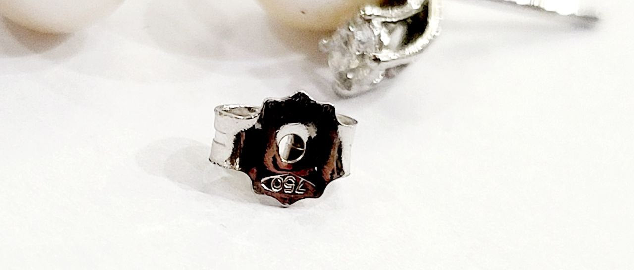 Orecchini lobo con Diamanti ct 0,16 e Perla in Oro Bianco 18 kt (750)