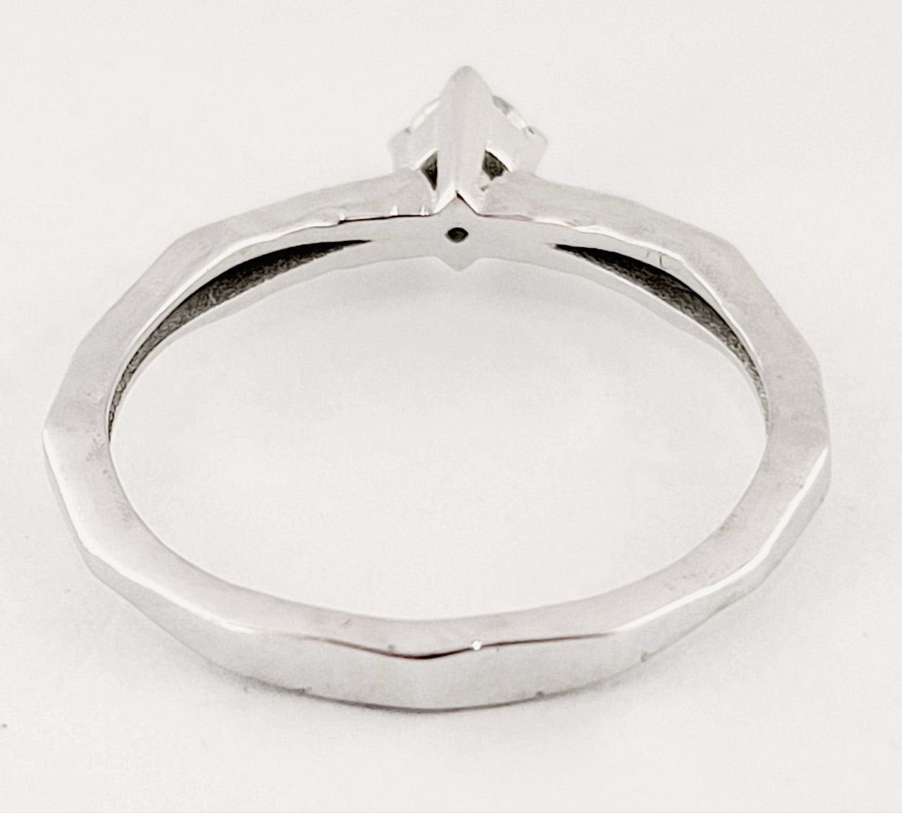 Anello Solitario spigoloso con Diamante Ct 0,20 Oro Bianco 18kt-750