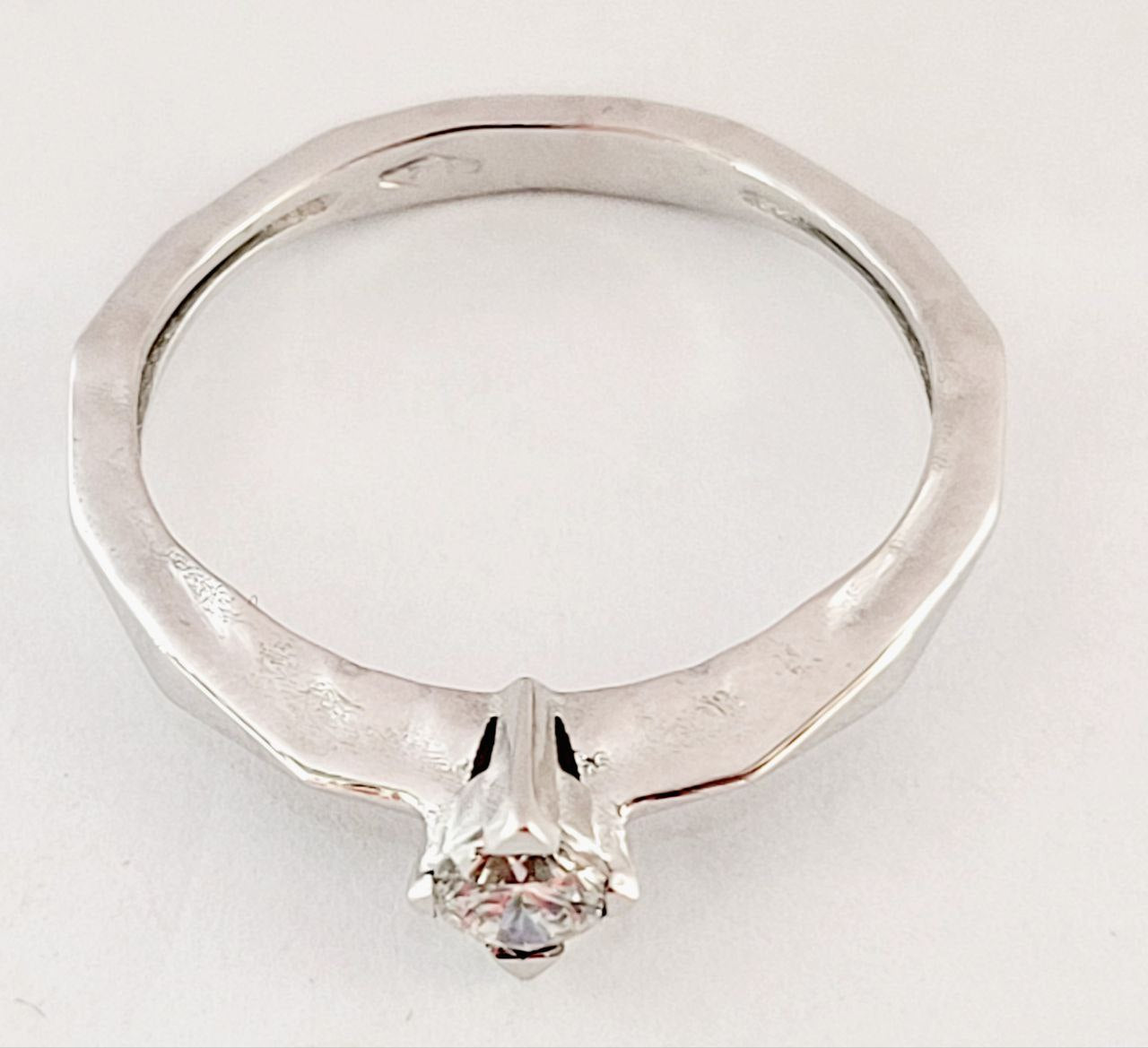 Anello Solitario spigoloso con Diamante Ct 0,20 Oro Bianco 18kt-750