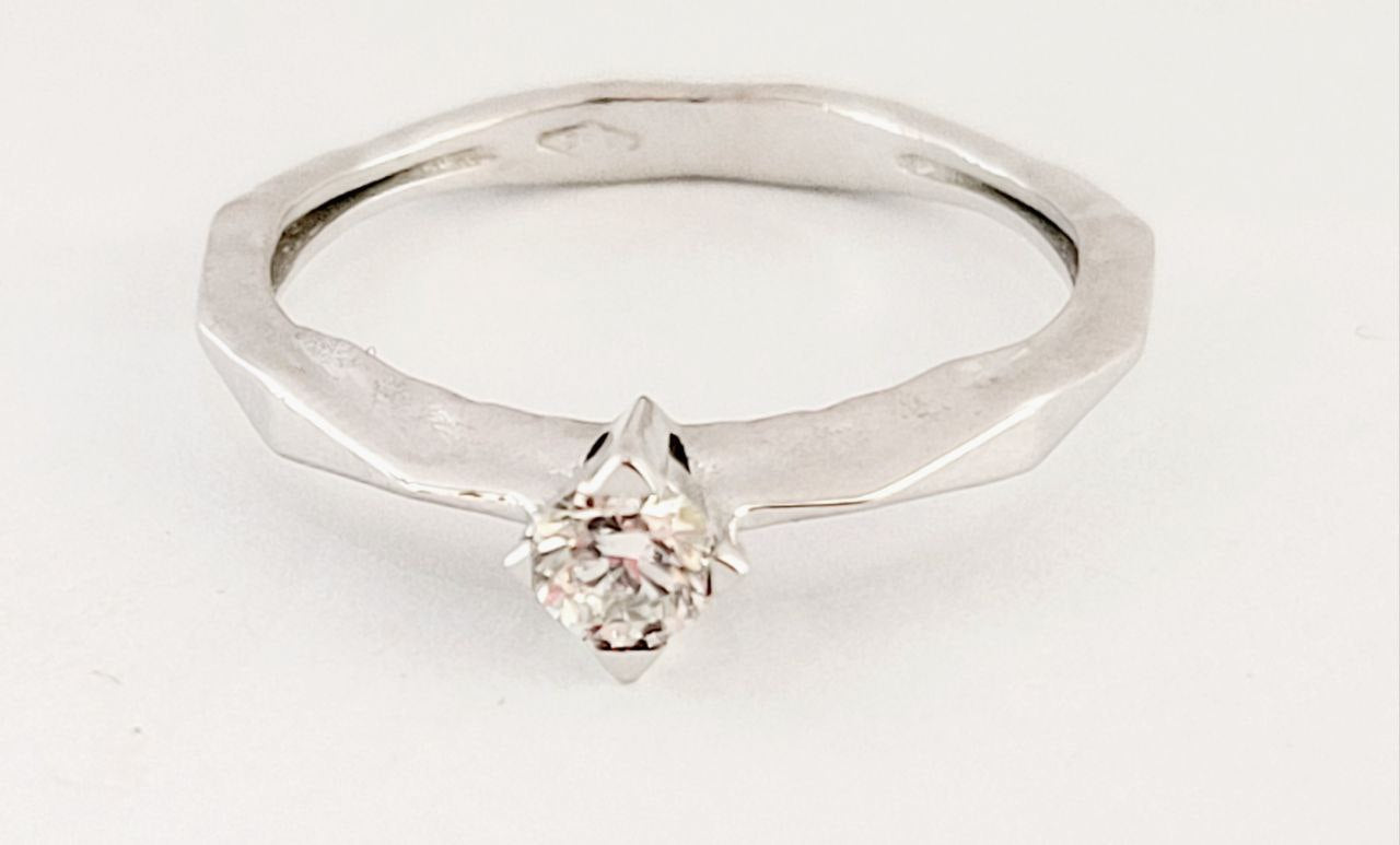 Anello Solitario spigoloso con Diamante Ct 0,20 Oro Bianco 18kt-750