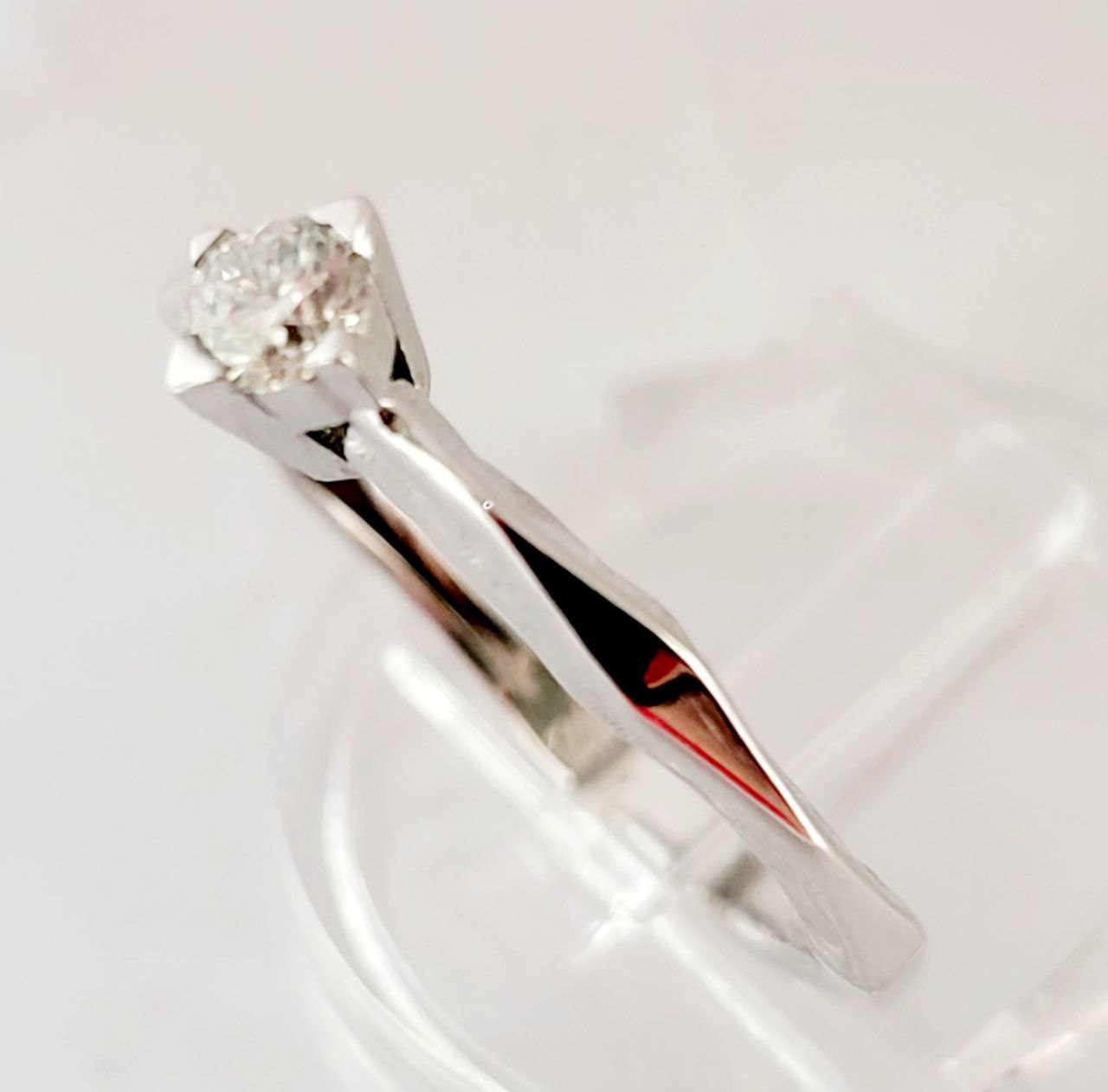 Anello Solitario spigoloso con Diamante Ct 0,20 Oro Bianco 18kt-750