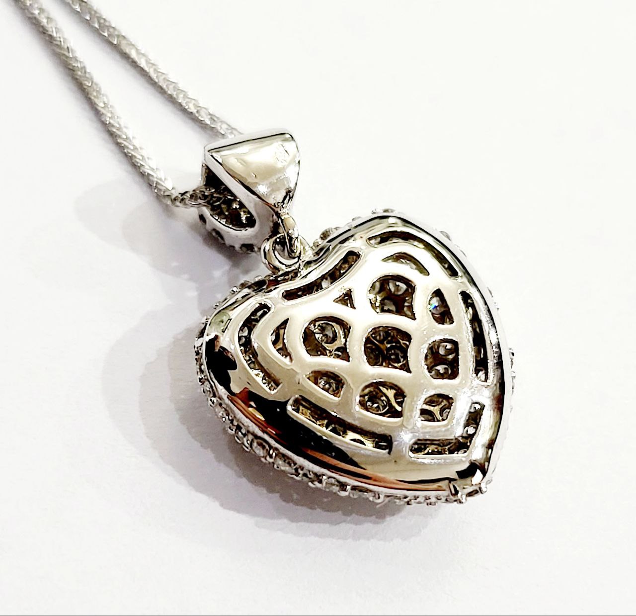Collana con  ciondolo cuore bombato in pave' piccolo  Oro Bianco  18kt-750 con Diamanti  bianchi naturali taglio brillanti 1,85 Ct