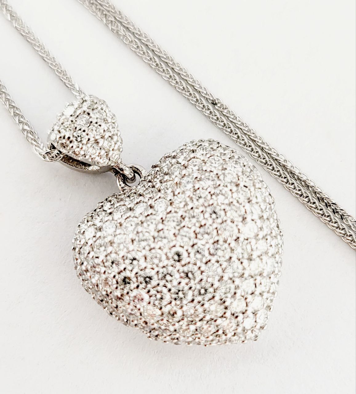 Collana con  ciondolo cuore bombato in pave' piccolo  Oro Bianco  18kt-750 con Diamanti  bianchi naturali taglio brillanti 1,85 Ct