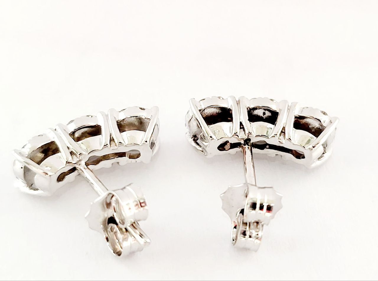 Orecchini modello magic trilogy curvi in Oro bianco 18kt-750 con Diamanti ct 0,55