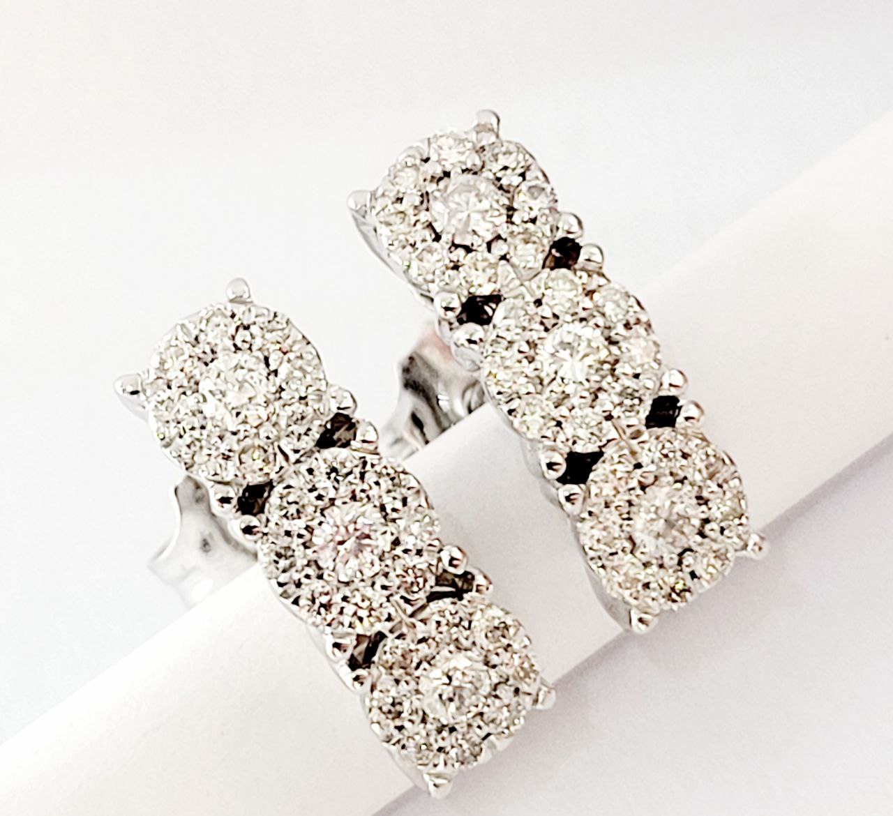 Orecchini modello magic trilogy curvi in Oro bianco 18kt-750 con Diamanti ct 0,55
